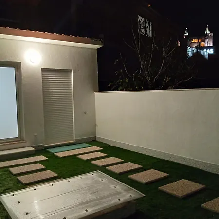 Singer's Lounge *